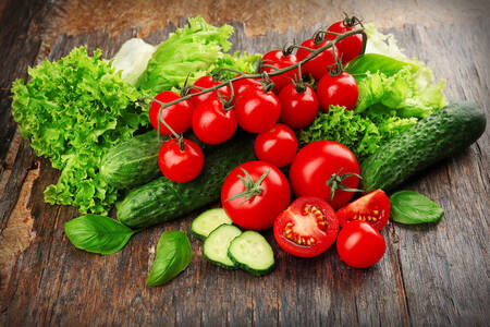 Свежие овощи и зелень на столе