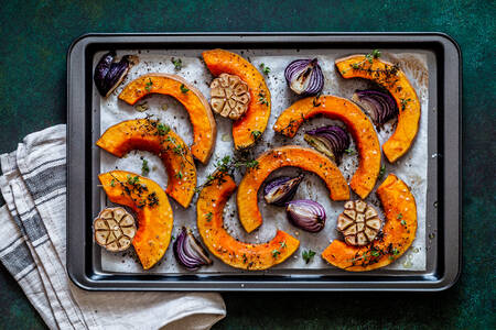 Pumpkin slices with red onion