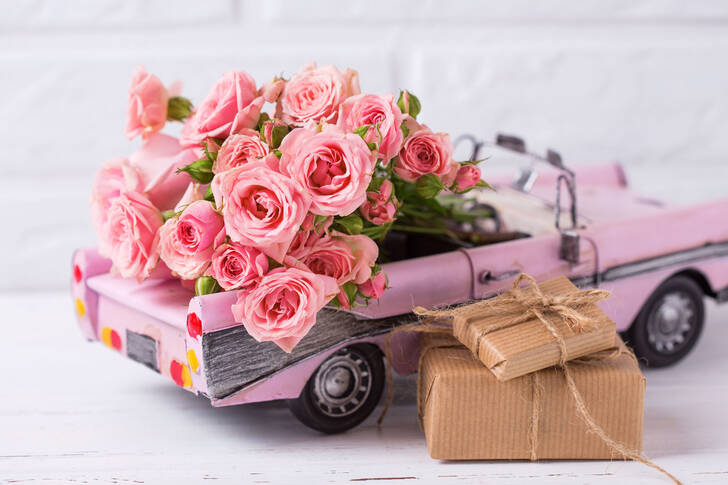 Bil med rosa rosor