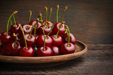 Cerises sur une assiette