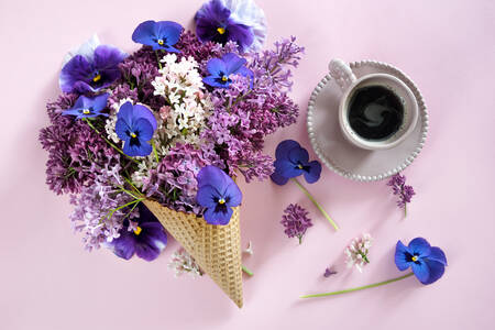 Blumen und eine Tasse Kaffee