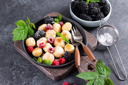 Lazy dumplings with raspberries and blackberries