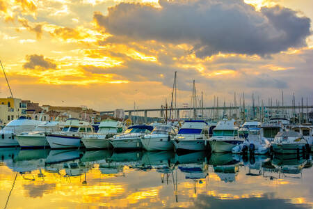 Martigues'teki iskelede tekneler