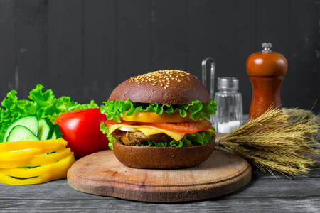 Hamburguesa en una tabla de madera