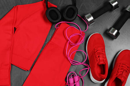 Ropa deportiva, zapatillas y mancuernas