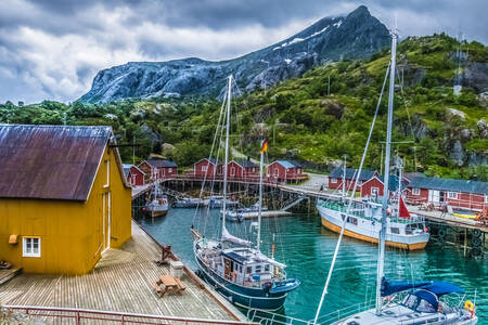 Barcos en el pueblo de Nusfjord