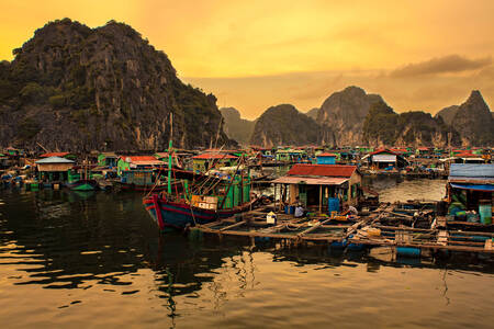 Ploveće selo u uvali Halong