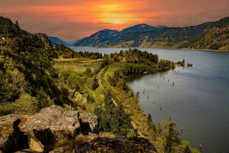 Cañón del río Columbia al atardecer