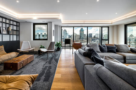 Prédio residencial moderno com vista para a cidade