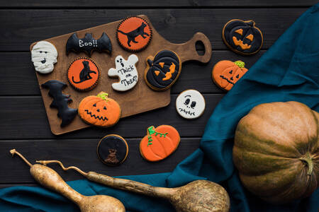 Джинджифилови бисквити на тъмна маса