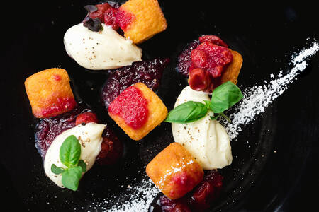 Επιδόρπιο σε μαύρο πιάτο