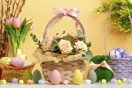 Καλάθια με λουλούδια και αυγά