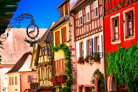 Farverige huse i Riquewihr landsby