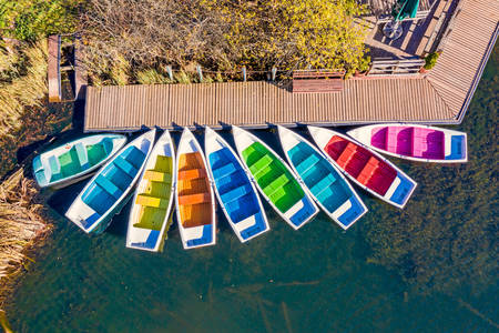 Farebné člny na jazere