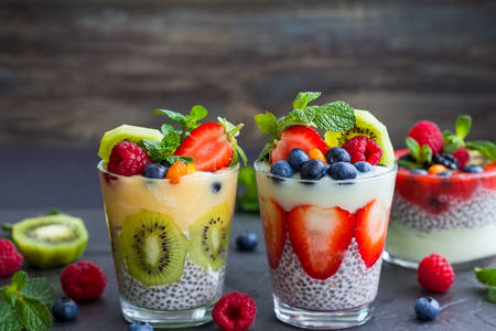 Jogurtový dezert s chia semínky a ovocem