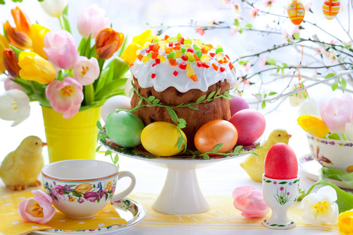 كعكة عيد الفصح على المائدة الاحتفالية