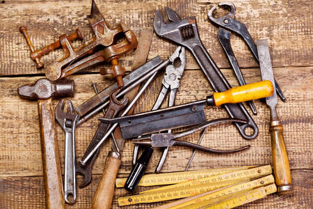 Vieux outils sur fond de bois
