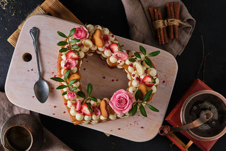 Κέικ διακοσμημένο με τριαντάφυλλα