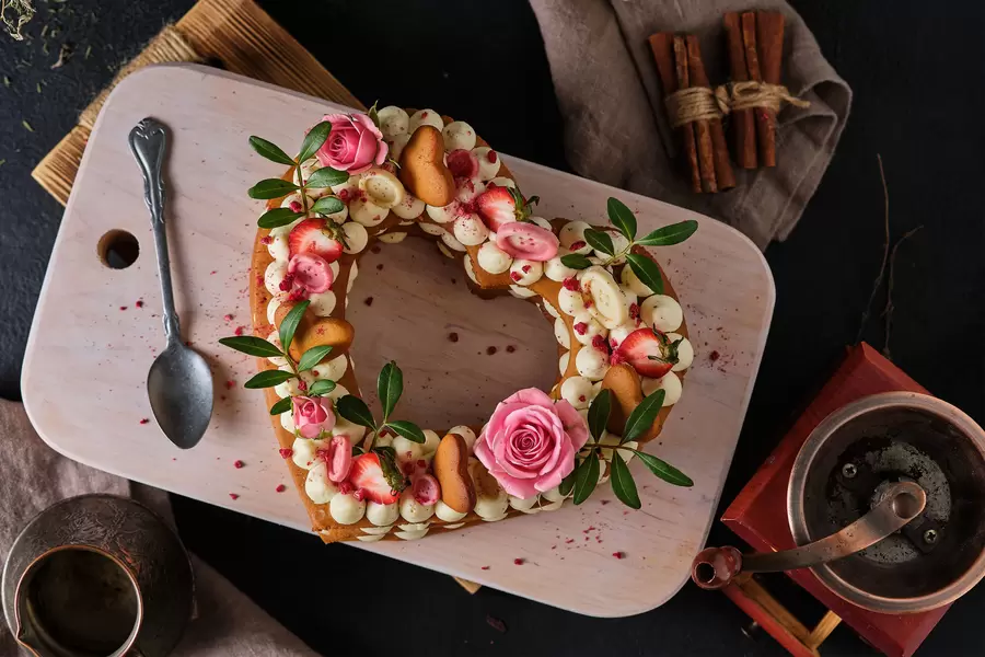 Rózsákkal díszített torta