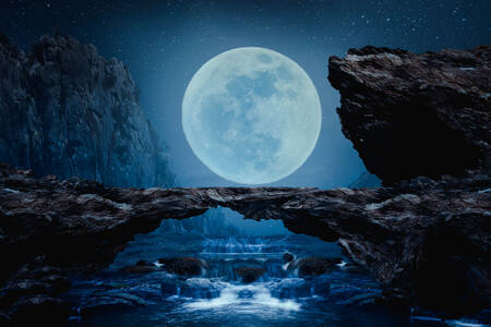 Puente de piedra en una noche de luna