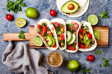 Tacos com frango e abacate