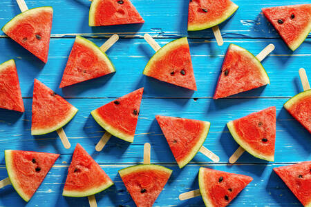 Wassermelonenscheiben auf blauem Hintergrund