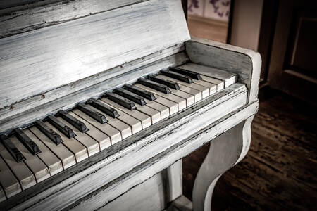Viejo piano blanco
