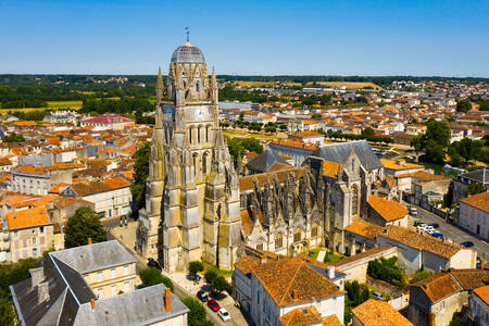 Изглед към катедралата Saintes