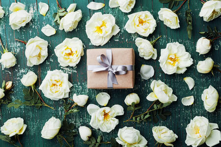 Trandafiri și cadou pe masă