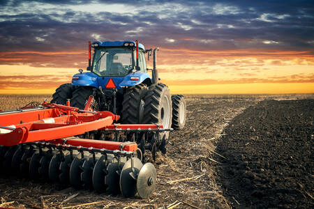 Radni traktor u polju
