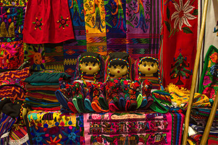 Puppen auf einem Markt in Guatemala