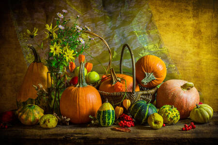 Citrouilles sur une vieille table