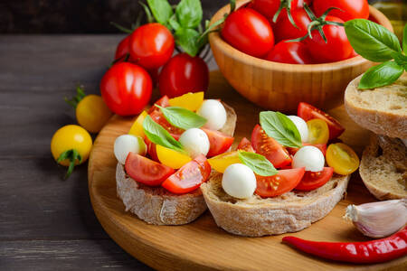 Bruschetta cu roșii și mozzarella