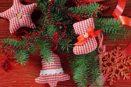 Zabawki na gałęzi świerku