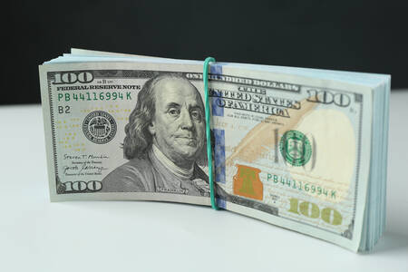 Stoh dolarových bankovek