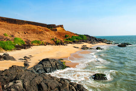 Изглед към крепостта Бекал от брега