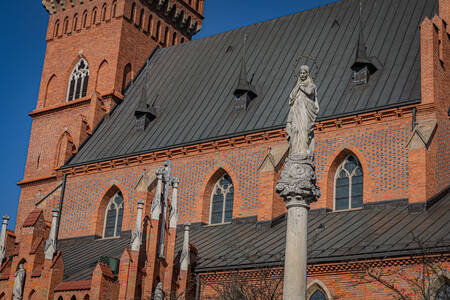 Fasaden på katedralen i Tarnow