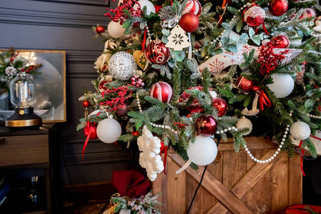 Klasik renklerde Noel ağacı