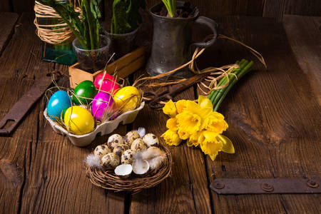 Пасхальные яйца на столе