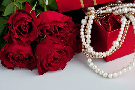 Ожерелья и розы