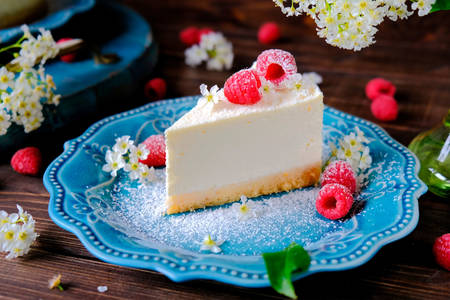 Cheesecake op een blauw bord