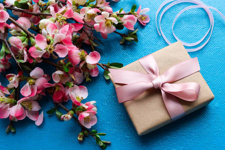 Kwiaty i pudełko na prezent