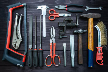 Werkzeuge auf schwarzem Tisch