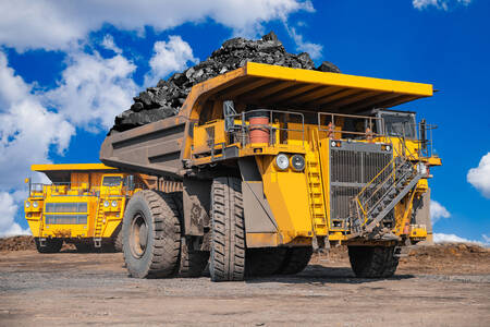 Grandes caminhões de mineração