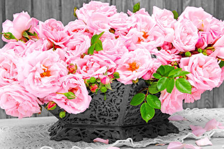 Rosas rosadas en la mesa