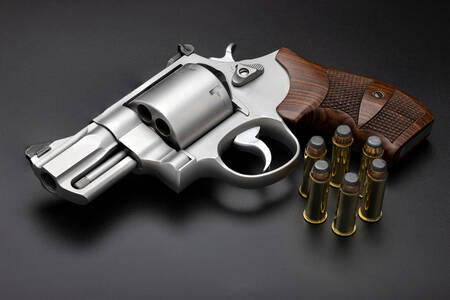 Revolver a nábojnice