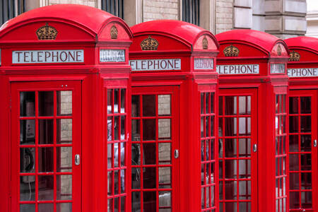 Piros telefonfülke
