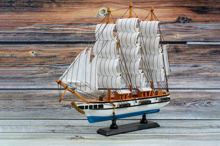 Modelo de barco de vela
