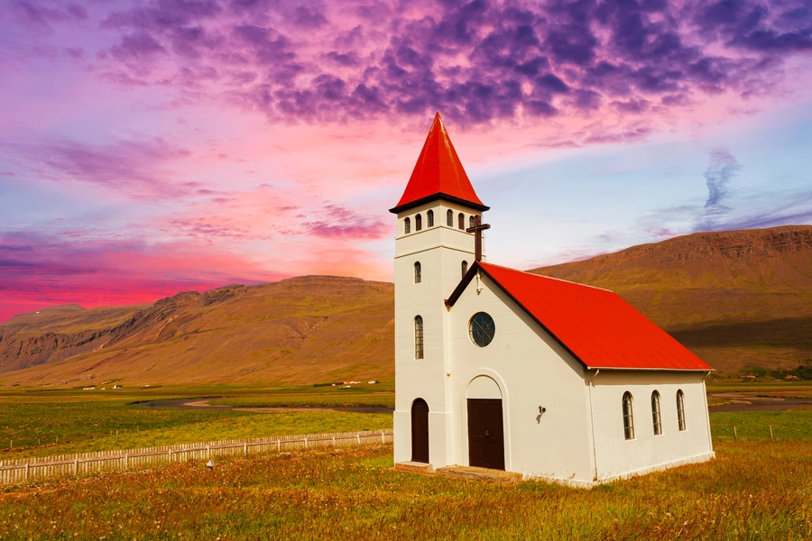 IJslandse kerk bij zonsondergang