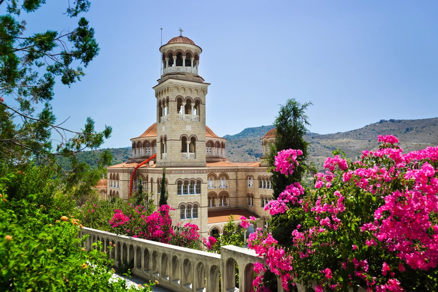 Templo de São Nektarios na ilha de Egina
